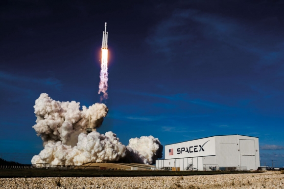 Первый запуск тяжелой ракеты-носителя Falcon Heavy частной американской компании SpaceX. Космический центр им. Кенннеди, Флорида, 6 февраля 2018 г. Фото: SpaceX
