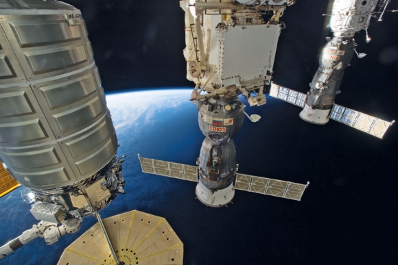 Пилотируемый космический корабль «Союз-МС-01» (в центре), грузовые корабли «Прогресс-МС-03» (справа) и Cygnus CRS-5 (слева) в составе Международной космической станции, 23 октября 2016 г. Фото: NASA