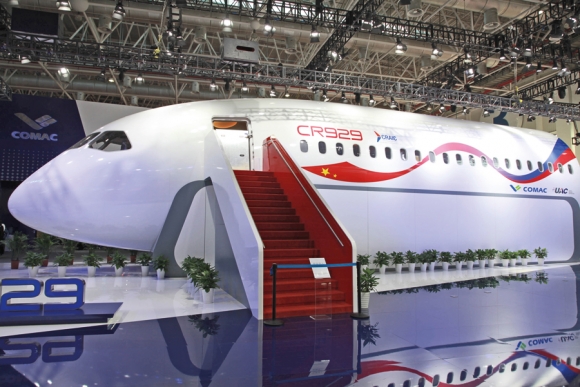 Внешний вид полноразмерного макета CR929, впервые представленного на Airshow China 2018. Его длина – 22 м, ширина – 5,9 м, высота – 6,5 м. Фото: Алексей Михеев