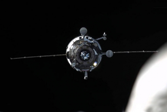 «Прогресс МС» сближается со стыковочным модулем «Пирс» Международной космической станции, 23 декабря 2015 г. Снимок сделан с борта МКС. Фото: «Роскосмос»
